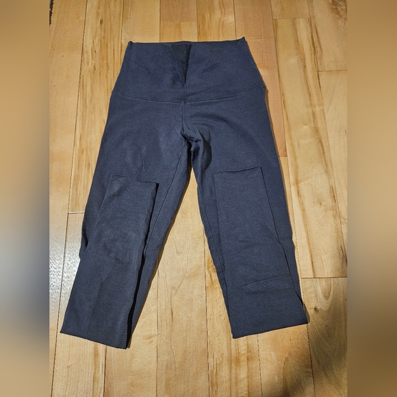New NWOT unworn Aritzia TNA dark grey leggings - Picture 3 of 5